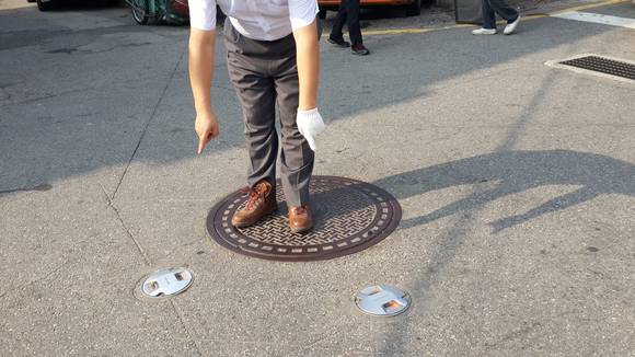 이면도로의 교통사고를 예방하는 '교차점 알리미'를 교차로에 설치한 상태. 보행자와 차량은 알리미의 감지 기능을 통해 안전하게 교차로를 통과할 수 있다.