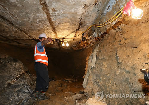 18일 서울 송파구 석촌지하차도에서 발견된 동공 내부(사진: 연합뉴스)