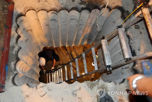 석촌지하차도 동공 내부로 내려가는 사다리(사진: 연합뉴스)