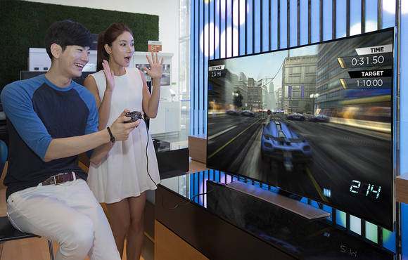 삼성전자 모델이 서초동 삼성전자 딜라이트에서 신규 스마트TV 컨텐츠들을 선보이고 있다(사진 제공: 삼성전자)