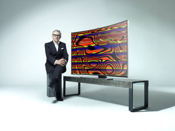 디지털 아티스트 미구엘 슈발리에와 삼성전자의 커브드 UHD TV(사진 제공: 삼성전자)