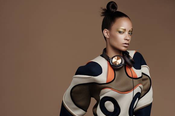 베오플레이 H6 브론즈드 헤이즐을 착용한 모델(사진 제공: 뱅앤올룹슨)