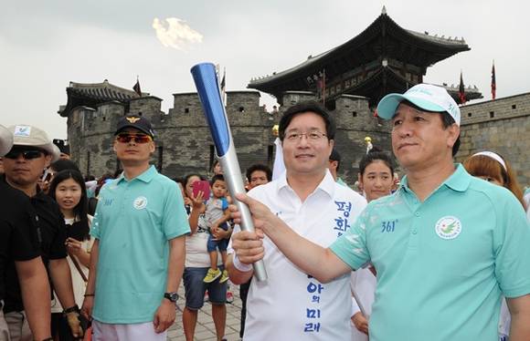 염태영 수원시장이 인천 아시아 경기대회 성공 개최를 기원하며 성화 봉송에 참여 하고 있다.(사진=수원시 제공)
