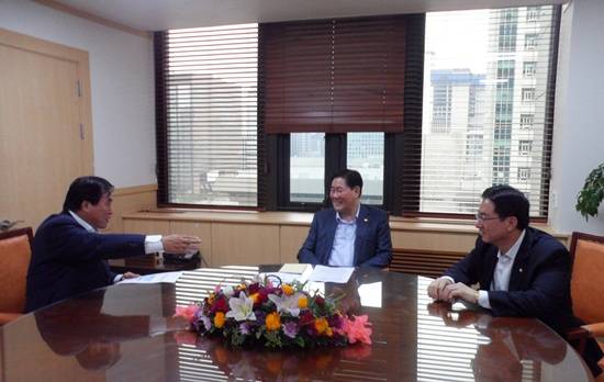 현삼식 양주시장(사진 맨왼쪽)이 정성호 국회의원과 함께 기획재정부 최경환 장관(사진 중앙)과 면담하고 있다.