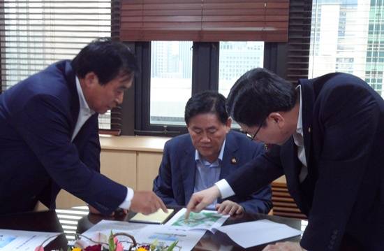 현삼식 양주시장이 최경환 장관에게 전철7호선의 필요성을 알리고 있다.