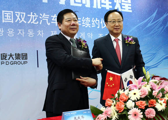 이유일 쌍용차 대표이사(사진 오른쪽)와 팡칭후아 방대집단 회장이 계약서 교환 후 악수를 나누고 있다(사진 제공: 쌍용자동차)
