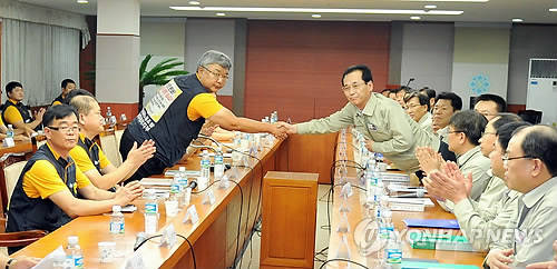 현대차 노사는 18일 울산공장 아반떼룸에서 비정규직 문제 해결을 위한 잠정합의안을 도출했다(사진: 연합뉴스)