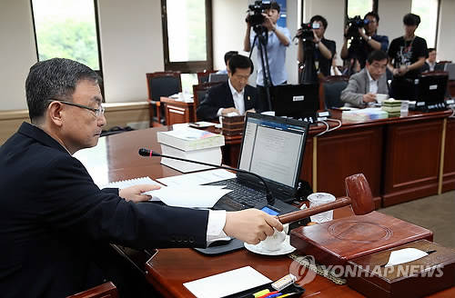 방통위 전체회의를 주재하는 최성준 방송통신위원장(사진: 연합뉴스)