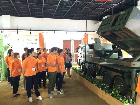 ㈜한화 방산부문 대학생 체험단 2기 단원 54명이 21일 ㈜한화 대전사업장을 방문하여 사업장을 견학하고, 제품에 대한 설명을 듣는 시간을 가졌다(사진 제공: ㈜한화)