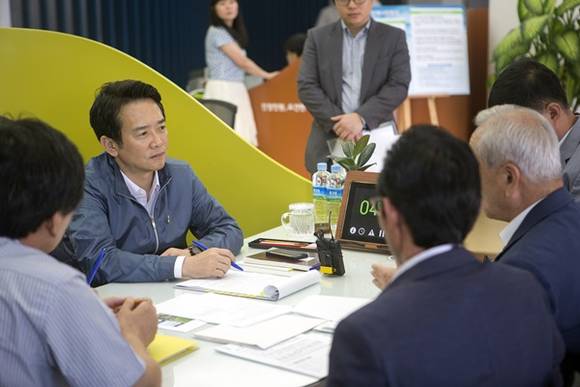 22일 남경필 경기도지사가 도민들의 목소리를 듣고 해결방안을 모색하기 위해 매주 금요일 오전 수원과 의정부 소재 2청사 민원실에서 도민들과 소통하고 있다.(사진=경기도 제공)