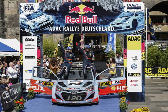 이번에 우승한 현대차 1호차의 보조 드라이버인 니콜라스 질솔(왼쪽)과 드라이버인 티에리 누빌(오른쪽)(사진 제공: 현대자동차)