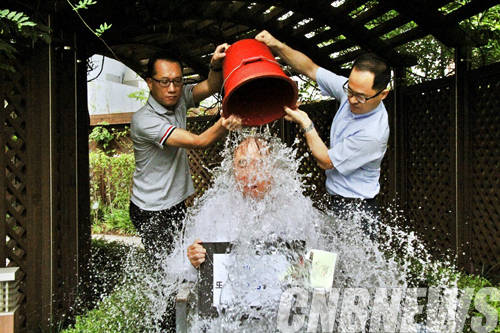 25일 페이스북과 트위터를 통해 아이스버킷챌린지에 동참하는 이종덕 사장의 캠페인 참여 인증 영상 화면.(사진=충무아트홀)