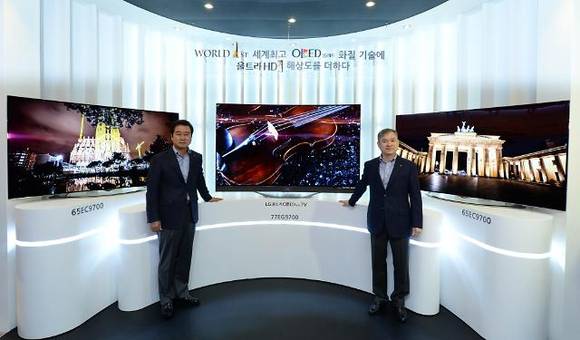 25일 오전 서울 영등포구 여의도 콘래드 호텔에서 LG전자 하현회 홈엔터테인먼트(HE) 사업본부장(오른쪽)과 한국 영업본부장 최상규 부사장이 ‘LG 울트라 올레드 TV’를 선보이고 있다(사진 제공: LG전자)