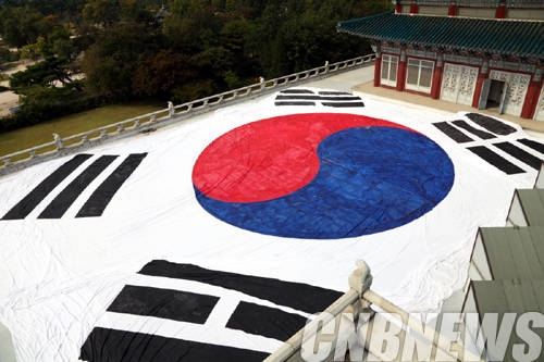 2002년 대형 태극기 포쇄작업 현장.(사진=국립민속박물관)