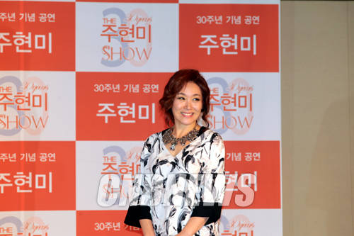 26일 오후 서울 여의도 63빌딩 주니퍼홀에서 주현미 데뷔 30주년 기념 앨범 발표 와 기념공연 설명회가 열렸다. 이날 함께한 가수 주현미가 무대에 오르고 있다.(사진=왕진오 기자)