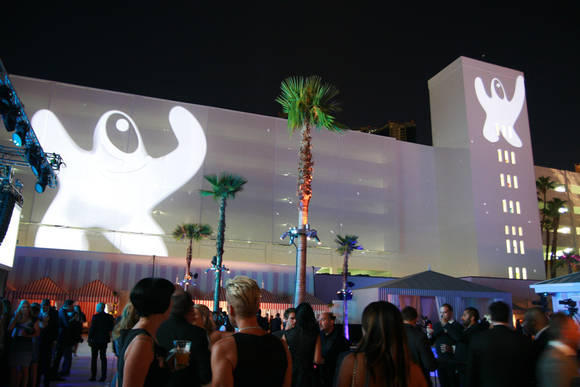 사진은 SLS라스베이거스 호텔 내 외벽에 KT가 구축한 공간융복합솔루션(DCS)를 통한 대형 프로젝션 컨텐츠를 선보이고 있다(사진 제공: KT)