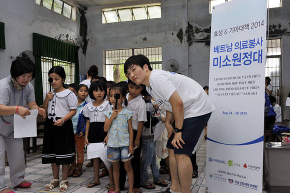 효성 미소원정대가 지난 25일 베트남 호치민시 인근 동나이주 티엔푸옥 초등학교를 방문해 어린이들의 기초 건강검진을 하고 있다(사진 제공: 효성)