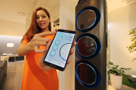 삼성 스마트홈의 온도조절 기능이 적용된 스마트폰과 에어컨 시연 모습(사진 제공: 삼성전자)