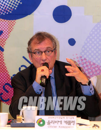 26일 정오 서울 정동 달개비에서 진행된 2014부산비엔날레 서울지역 설명회에 함께한 올리비에 케플렝 전시감독이 전시에 대해 설명하고 있다.(사진=왕진오 기자)