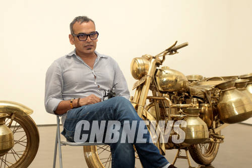 27일 오후 서울 소격동 아라리오갤러리에서 아라리오갤러리 상하이 개관전 설명회가 열렸다. 이날 전시를 진행하는 인도 출신 수보드 굽타가 자리를 함께하여 자신의 전시 작품을 설명하고 있다.(사진=왕진오 기자)