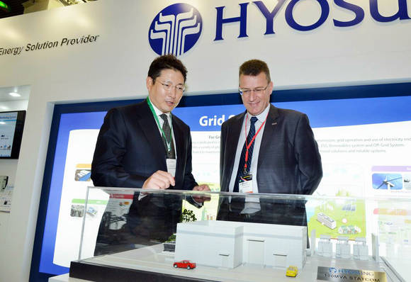 효성 조현준 전략본부장(사장)이 CIGRE 효성 부스에서 프랑스 알스톰 사의 프레드릭 사롱 아시아지역 총괄사장에게 효성의 100MVA 스태콤 기술에 대해 설명하고 있다(사진 제공: 효성)