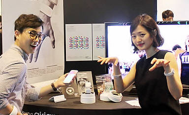 삼성전자 CDP 전시회에서 학생들이 ‘에어잼’을 소개하고 있다(사진 제공: 삼성전자)