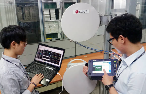 LG유플러스 직원들이 실험실에서 밀리미터 웨이브 기술을 테스트하고 있다(사진 제공: LG유플러스)