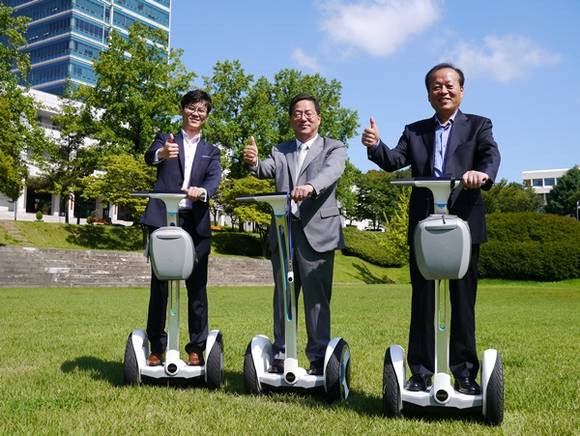 좌측부터 이형록 (주)스타플릿 대표,황준기 경기관광공사 사장,한상협 경기관광공사 마케팅총괄지원팀장(사진=경기관광공사 제공)