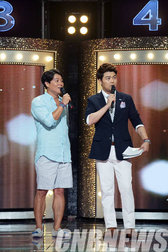 '히든싱어3' 이재훈과 MC 전현무.(사진=JTBC)