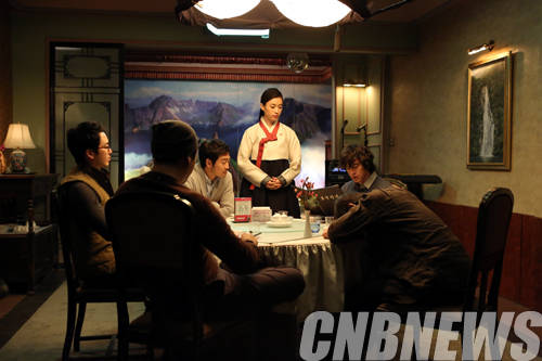 문경원- 전준호, '묘향산관'. HD Film, 22min 09sec, 2014.