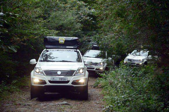 지리산에서 오프로드 질주 능력을 과시하고 있는 ‘렉스턴 W’(사진 제공: 쌍용자동차)