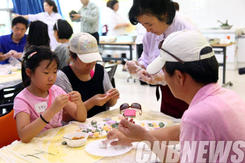 '추석 송편 만들기를 체험하는 가족들'.(사진=국립민속박물관)