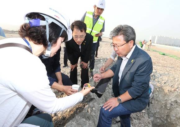 채인석 화성시장은 동탄역 건축폐기물 불법 매립과 관련해 공사현장을 점검했다.(사진=화성시 제공)
