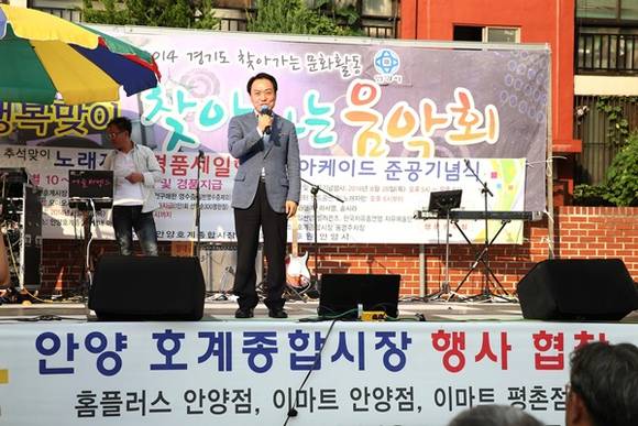 이필운 안양시장은 시장 상인들과 전통시장 활성화를 위한 심도있는 대화와 다가가는 현장중심 행정으로 상인들에게 큰 인기를 얻고 있다. (사진=안양시 제공)