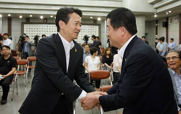 경기도와 경기도의회 간 공공기관장 인사청문 MOU 에서 남경필 경기도지사가 강득구 경기도의회 의장과 인사를 나누고 있다.(사진=경기도 제공)