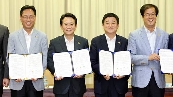 경기도의회 대회의실에서 열린 "경기도-경기도의회 간 공공기관장 인사청문 MOU"에서 남경필 경기도지사가 강득구 경기도의회 의장을 비롯한 참석자들과 합의문에 서명을 하고 기념촬영을 하고 있다.(왼쪽부터 이승철 경기도의회 새누리당 대표, 남경필 경기도지사, 강득구 경기도의회 의장, 김현삼 경기도의회 새정치민주연합 대표)