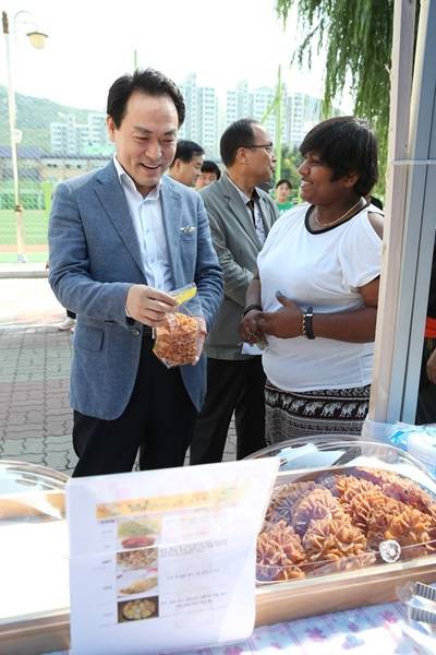 행사장을 찿은 이필운 안양시장이 다문화 체험 등을 하며 하나가 되고 있다.(사진=안양시 제공)