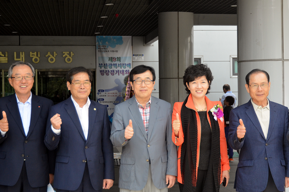 (왼쪽부터) 이장호 BS금융지주 고문, 황재광 부산 북구청장, 서병수 부산시장, 김경자 부산빙상경기연맹 회장, 설동근 동명대 총장.