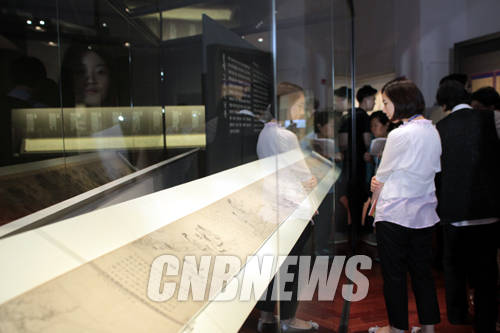 '국립중앙박물관 '산수화 이상향을 꿈꾸다' 전시실 관람객들.(사진=왕진오 기자)