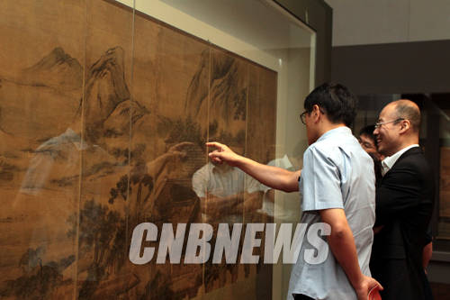 '산수화 이상향을 꿈꾸다'전에 전시된 김홍도의 ‘삼공불환도(三公不換圖)’를 관객들이 감상하고 있다.(사진=왕진오 기자)