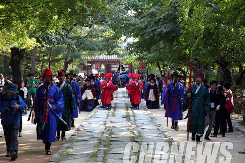 세자빈이 혼례 후 왕비와 함께 처음으로 종묘를 참배했던 '묘현례'재현.(사진=문화재청)