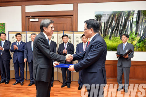 1일 대한민국 국회 제28대 사무총장(장관급)으로 박형준(54) 前의원이 임명되어 정의화 의장으로 부터 임명장을 수여받고 있다.(사진=국회)