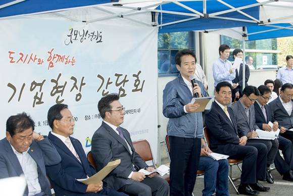 1일 오전 화성 향남제약 단지내 (주)동구 바이오 제약 에서 열린 "도지사와 함께 하는 기업현장 간담회"에서 남경필 경기지사가 제약단지 입주 기업 대표 및 근로자들의 애로사항을 청취하고 있다.(사진=경기도 제공)