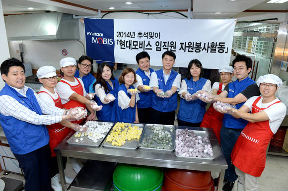 2일 현대모비스 직원들이 경기 안양시 소재 벼리마을(장애인보호작업장)을 방문해 함께 송편을 빚고 있다(사진 제공: 현대모비스)