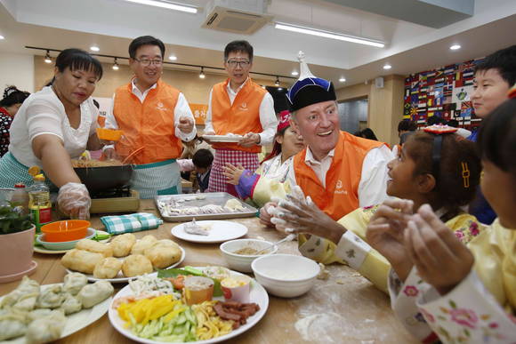 사진1: 한화케미칼 방한홍 대표(좌측 첫 번째 주황색 조끼), 한화케미칼 바이오사업부 폴 콜만 대표(우측 첫 번째 주황색 조끼) 등 임직원들이 서울 구로구에 위치한 사회복지단체 ‘지구촌 사랑나눔’을 찾아 다문화가정 어린이들과 세계 각국의 명절음식을 만들며 즐거운 시간을 보내고 있다(사진 제공: 한화그룹)