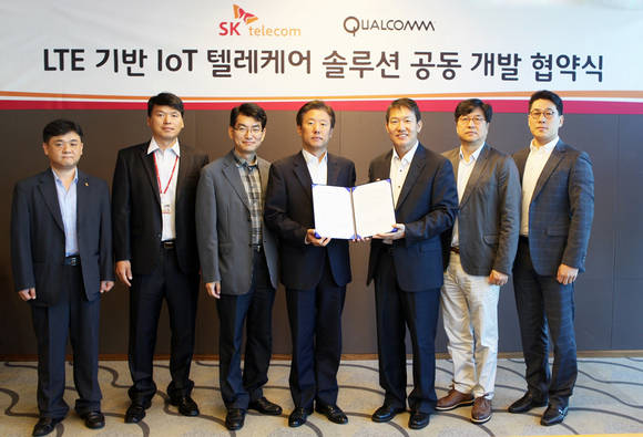 2일 SK텔레콤과 퀄컴이 ‘LTE 기반 IoT 텔레케어 솔루션’ 개발 업무 협약을 체결했다(사진 제공: SK텔레콤)