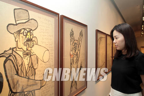 2일 오후 서울 소공동 롯데백화점 본점 롯데갤러리에서 이청준 김선두의 고향읽기 전 설명회가 열렸다. 이날 전시장의 걸려있는 김선두 작가의 작품을 한 여성 관람객이 감상하고 있다.(사진=왕진오 기자)