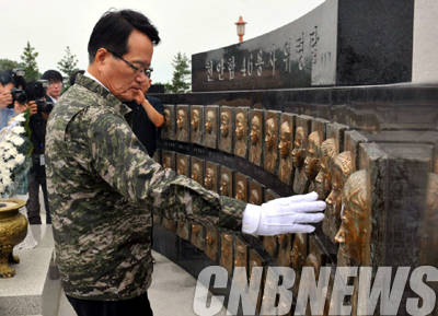 정의화 국회의장이 2일 추석을 앞두고 백령도를 방문, 해상경계 태세를 점검하고 명절 연휴에도 귀향하지 못하고 경계근무를 서게 될 국군장병들을 위로했다. 이후 천안함 위령탑을 참배했다.(사진=국회)