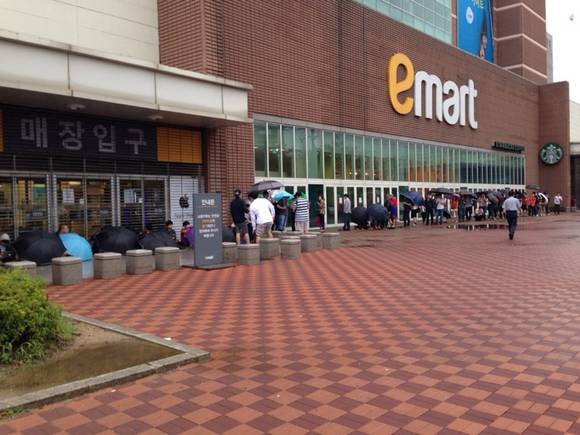 일찍부터 이마트 죽전점에 줄지어 늘어서 애플샵 개장을 기다리는 고객들(사진 제공: 이마트)