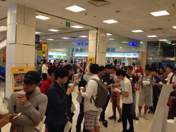 이벤트 물품을 구입하기 위해 매장 앞에서 대기중인 고객들(사진 제공: 이마트)